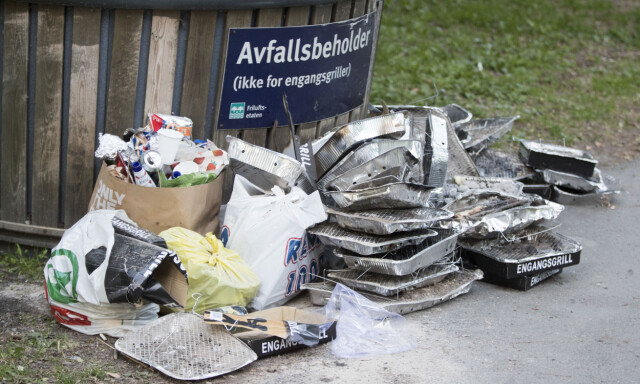 Flere butikker fjerner engangsgriller fra hyllene